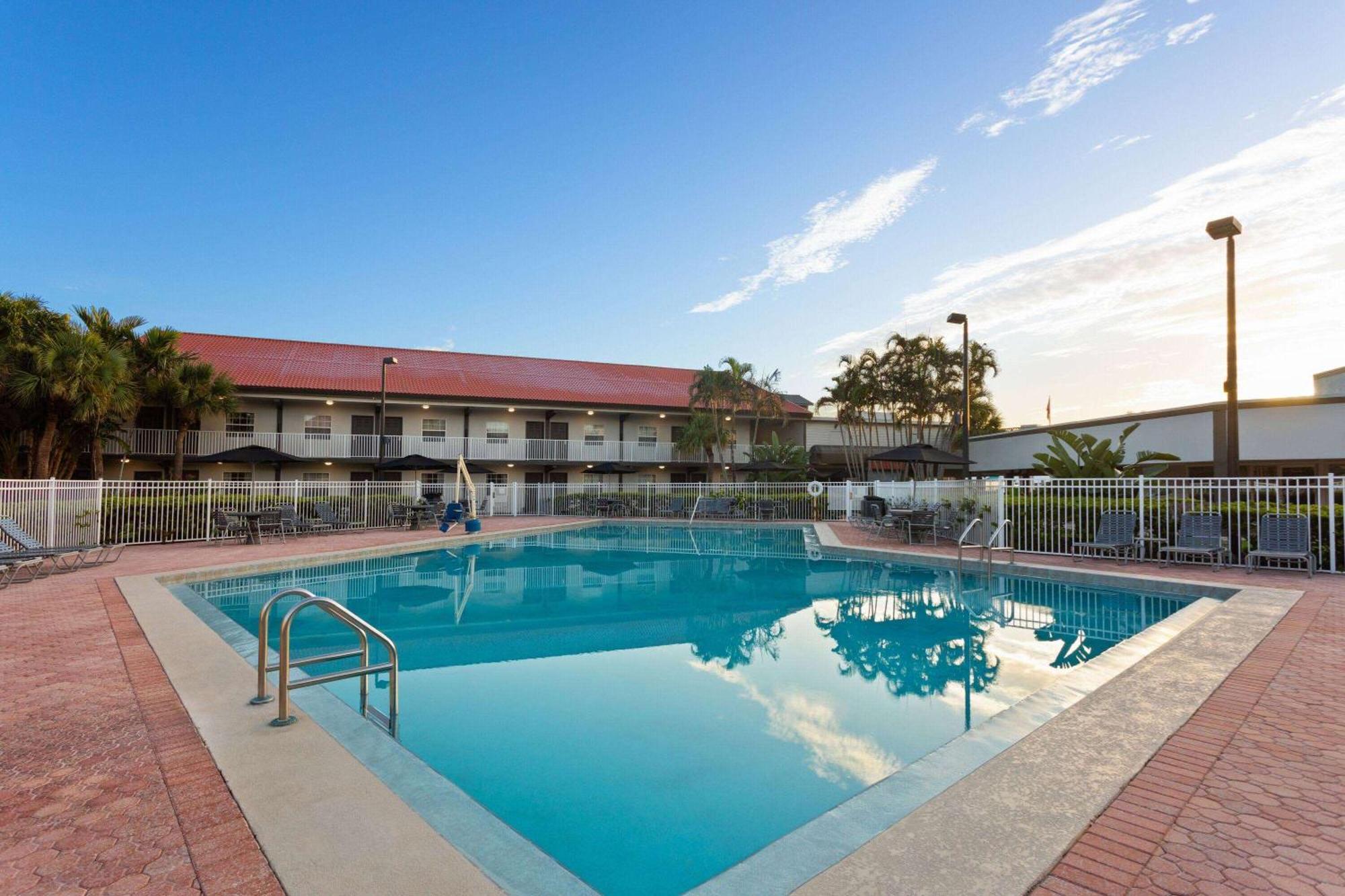 Hotel La Quinta By Wyndham Cocoa Beach-port Canaveral