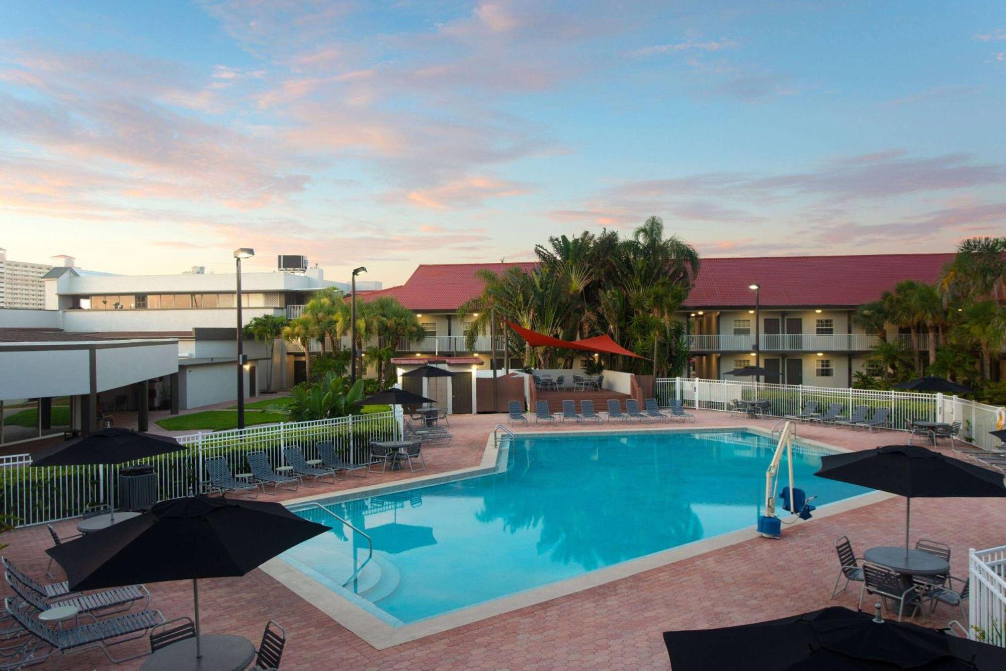 Hotel La Quinta By Wyndham Cocoa Beach-port Canaveral 3*